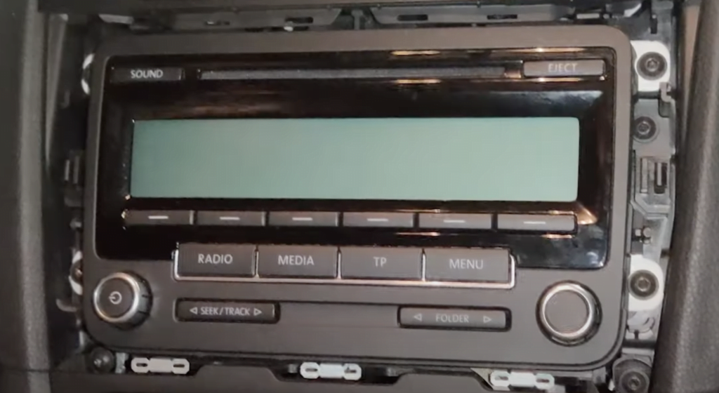 Sådan udskifter du stereoanlægget i din Volkswagen Passat